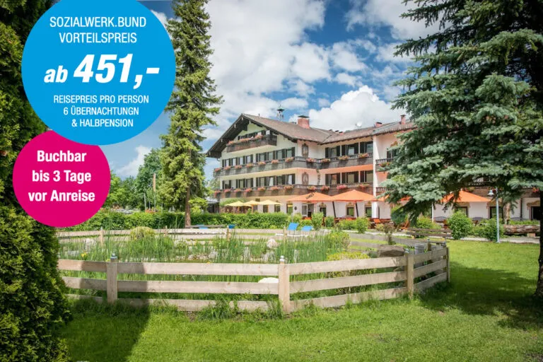 Osterdekoration und ein Korb mit Eiern am malerischen Chiemsee