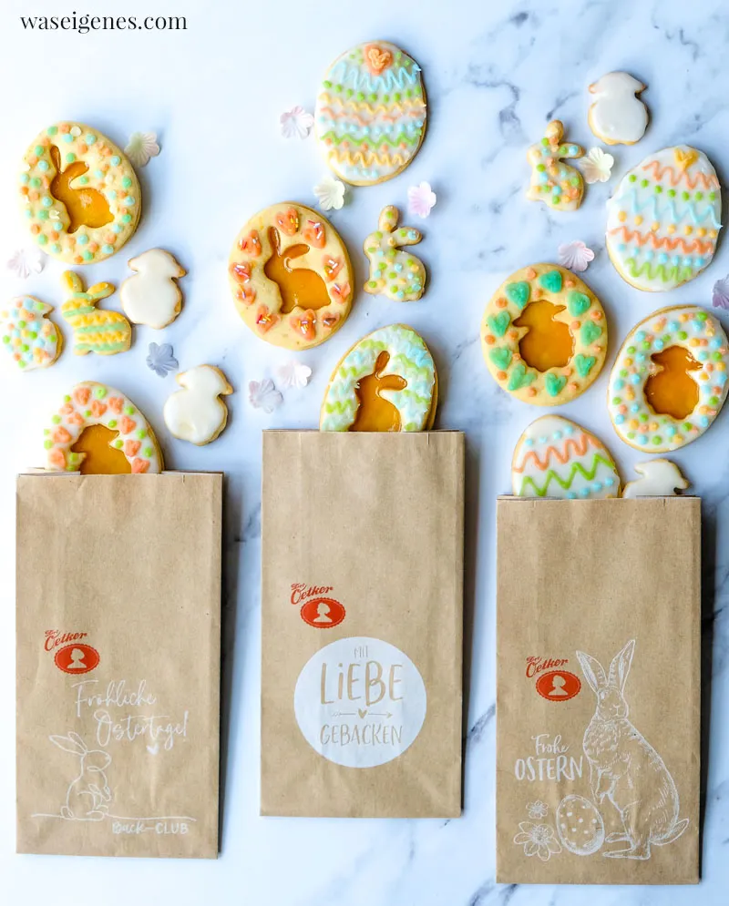 Osterkekse in Geschenktüten aus braunem Kraftpapier