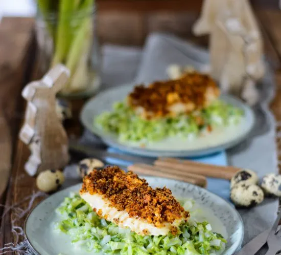 Osterlicher Kabeljau mit Orangenpfefferkruste auf leichtem Chinakohlsalat