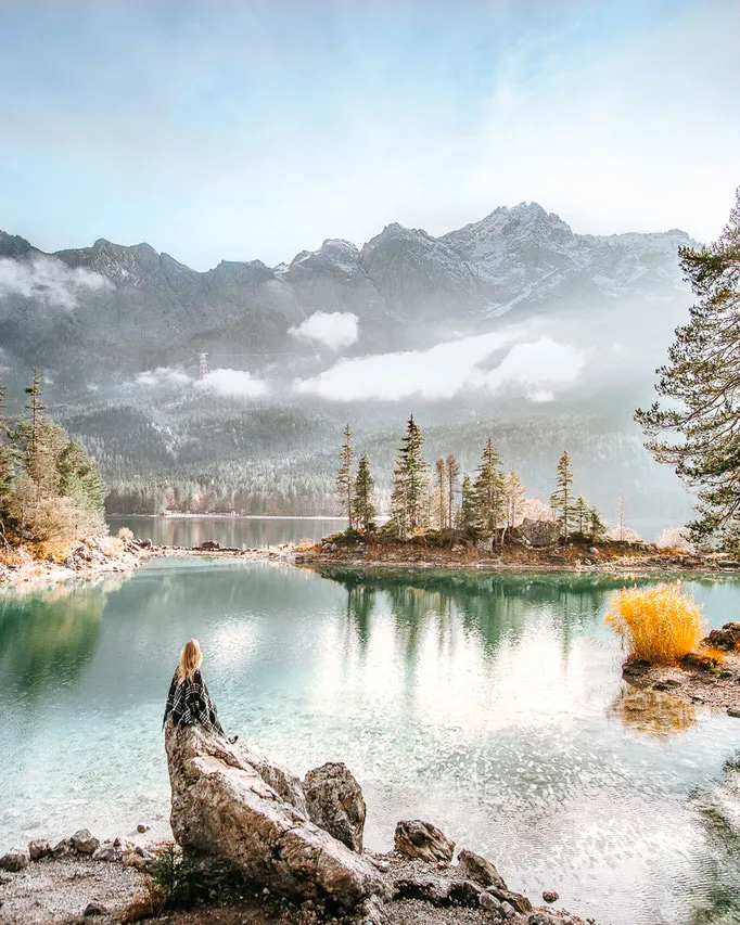 Ostern Reisetipps: Eibsee mit Blick auf die Zugspitze im Frühling