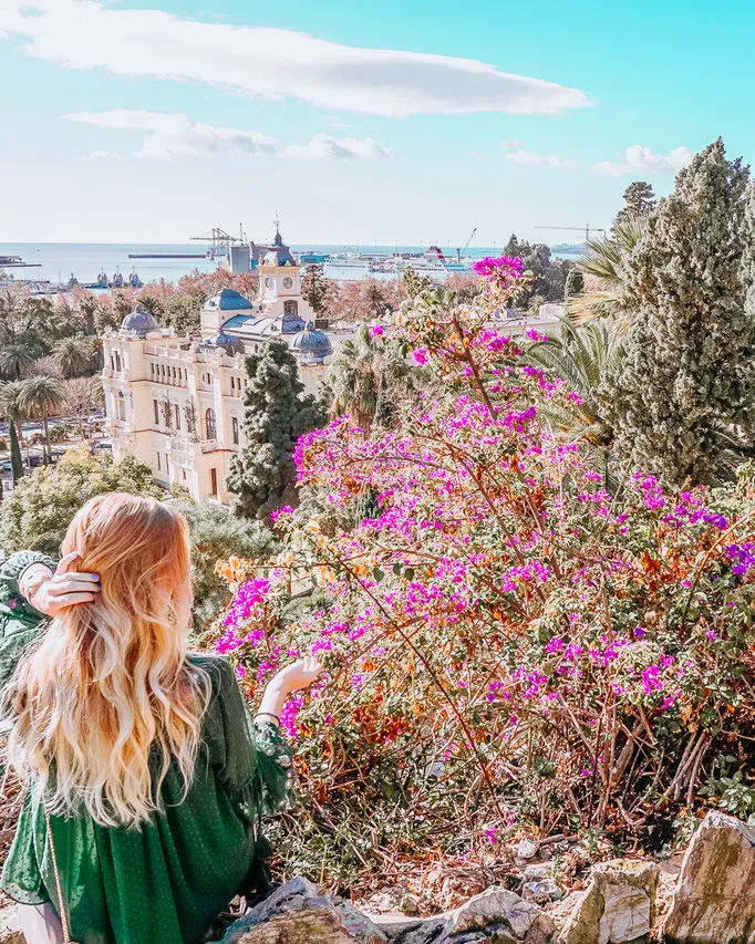 Ostern Reisetipps: Küstenlandschaft mit Blick auf Nerja in Andalusien