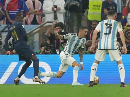 Ousmane Dembélé verursacht einen Elfmeter, indem er Ángel Di María foult.