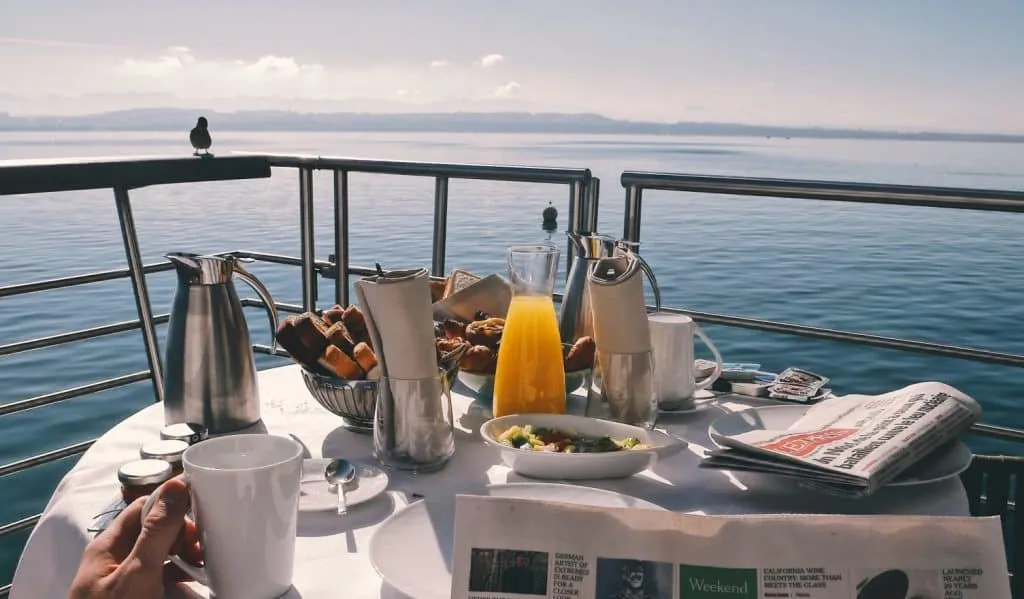 Outdoor Brunch auf einer Yacht