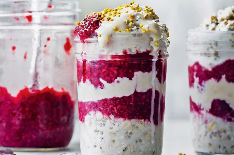 Overnight Oats mit Himbeerpüree im Glas als gesundes Frühstück für unterwegs