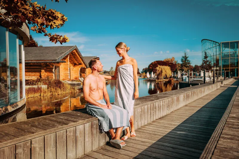Paar entspannt in einer Sauna der VitalTherme Erding, stellvertretend für erholsame Wellness-Kurzurlaube buchbar über spar mit com.