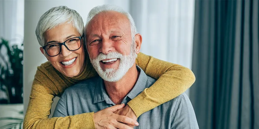 Paar umarmt sich als Zeichen emotionaler Unterstützung bei Belastung durch Reizblase