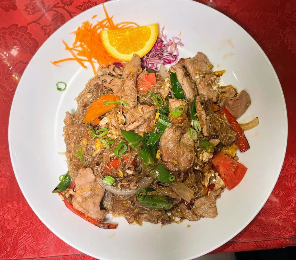 Pad Woon Sen mit zartem Schweinefleisch und Glasnudeln, ein beliebtes Gericht im Saigon Sushi
