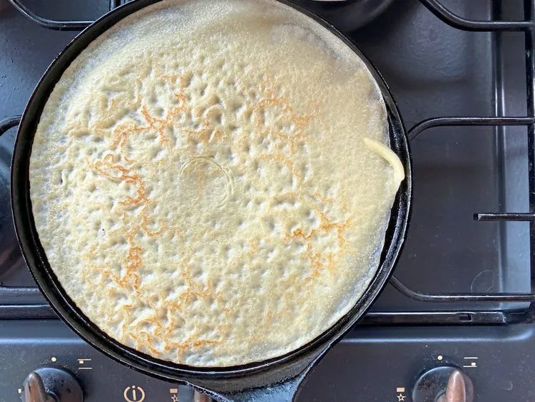 Palatschinken in einer Gusseisenpfanne