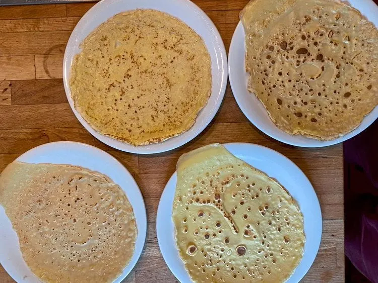 Palatschinkenteig in einer Schüssel