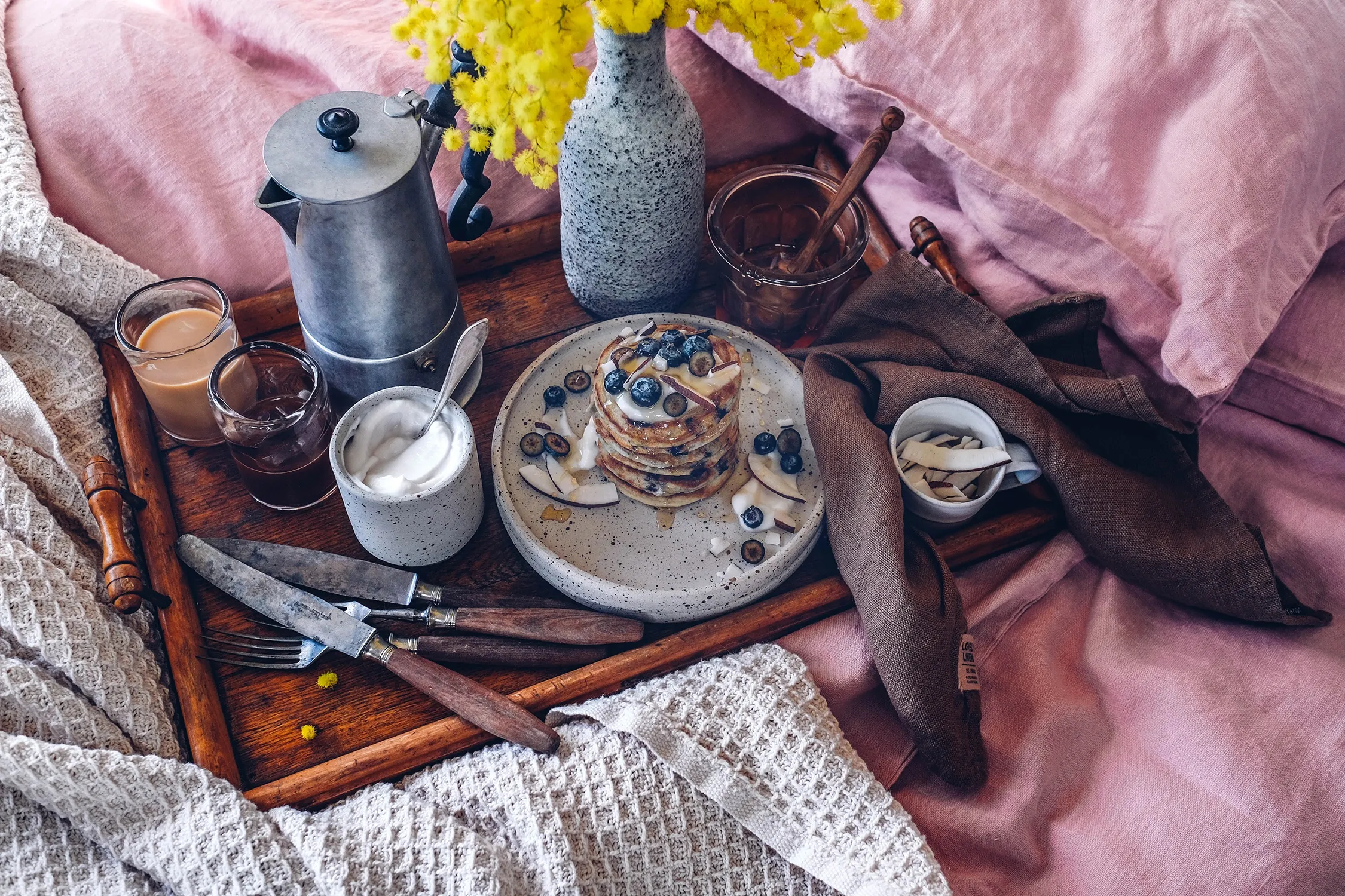Pancakes backen in einer Pfanne mit Blaubeeren