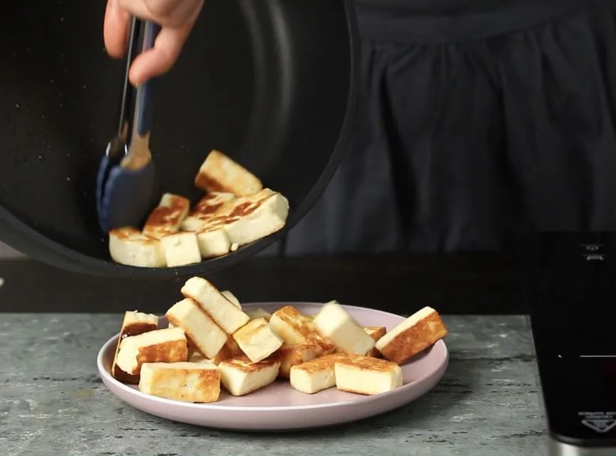 Paneer-Würfel braten in einer Pfanne