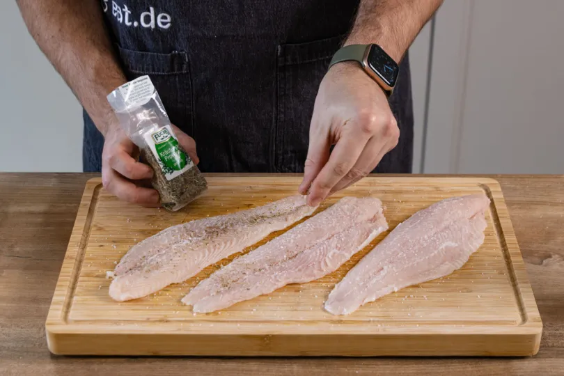 Pangasiusfilet mit Kräutern der Provence würzen für mediterranen Geschmack