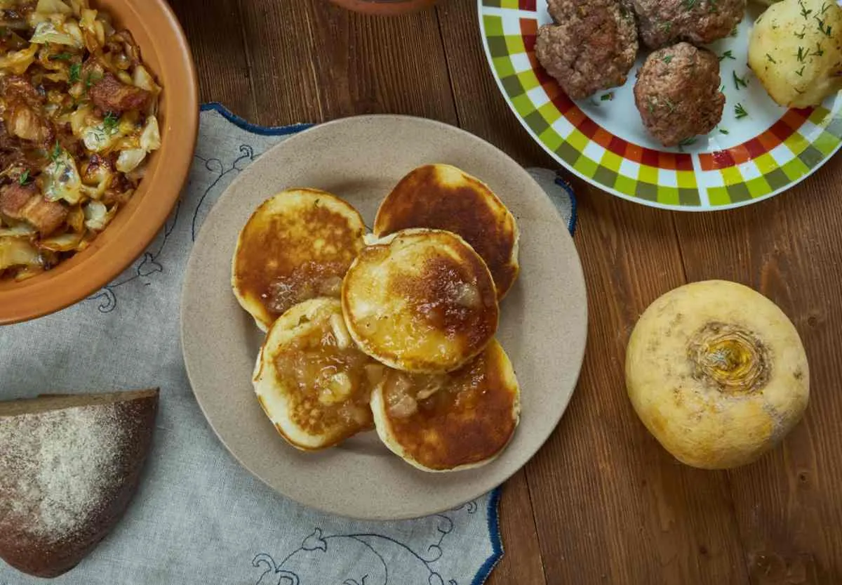 Pannkakor, dünne schwedische Pfannkuchen, mit Marmelade