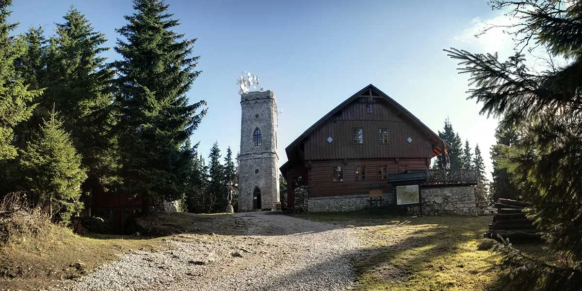 Panoramaansicht des Berg Žalý bei Benecko im Riesengebirge mit Skilift