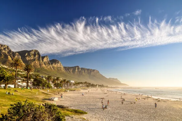 Panoramablick auf Camps Bay in Kapstadt, Südafrika, ideal für Reisen im Oktober