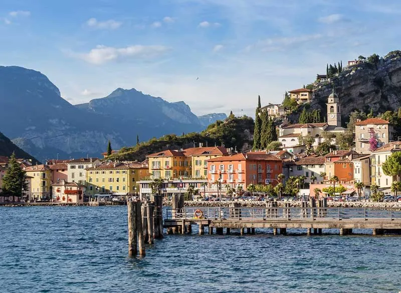 Panoramablick auf den Gardasee in Italien, umgeben von Bergen und malerischen Dörfern