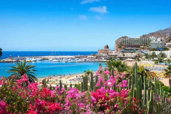 Panoramablick auf den Strand von Puerto Rico, Gran Canaria