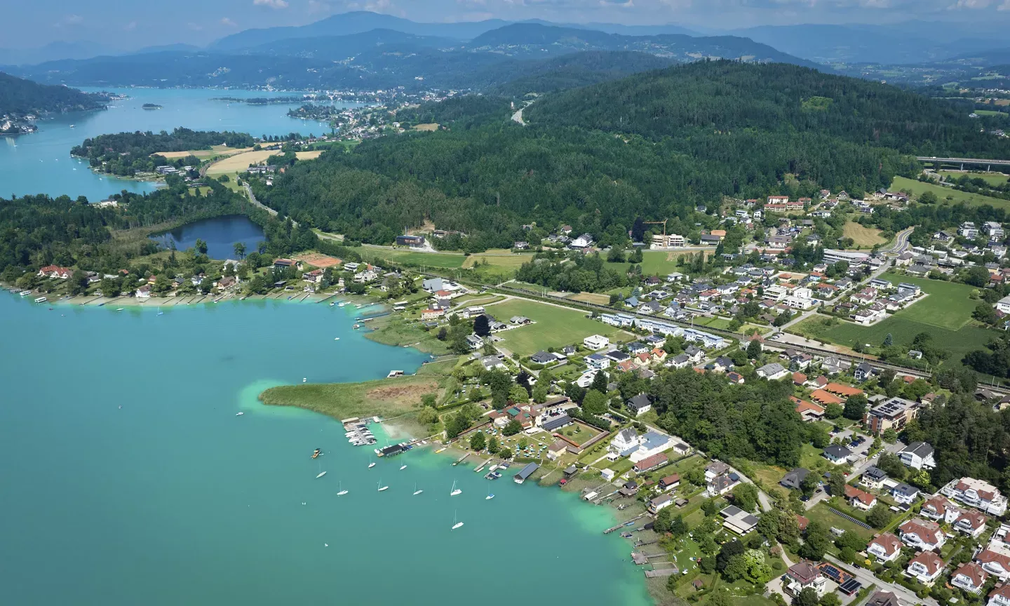 Panoramablick auf den Wörthersee und die umliegende Natur in Krumpendorf