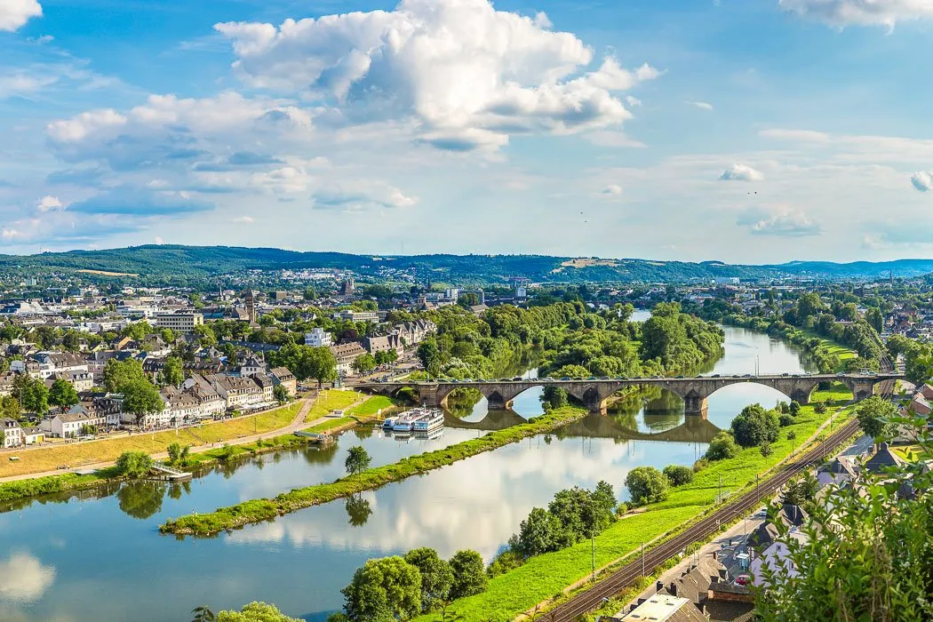 Panoramablick auf die Stadt Trier mit der Moselbrücke