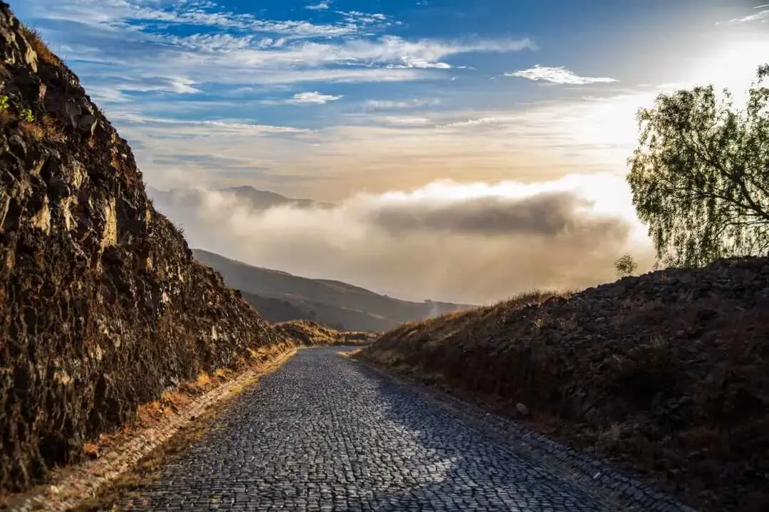 Panoramablick auf eine kurvige Bergstraße auf den Kapverden mit dramatischem Himmel und Nebelschwaden – perfektes Klima für Wanderer.