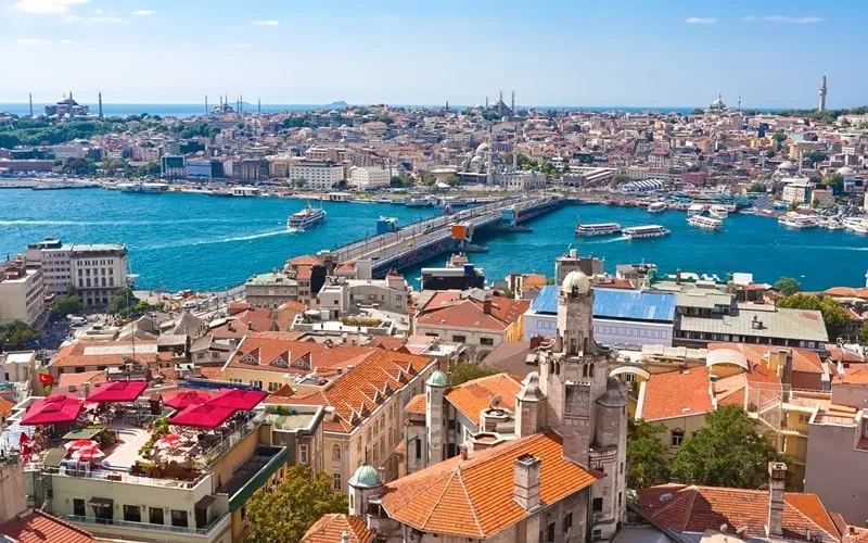 Panoramablick auf Istanbul mit Hagia Sophia und Bosporus