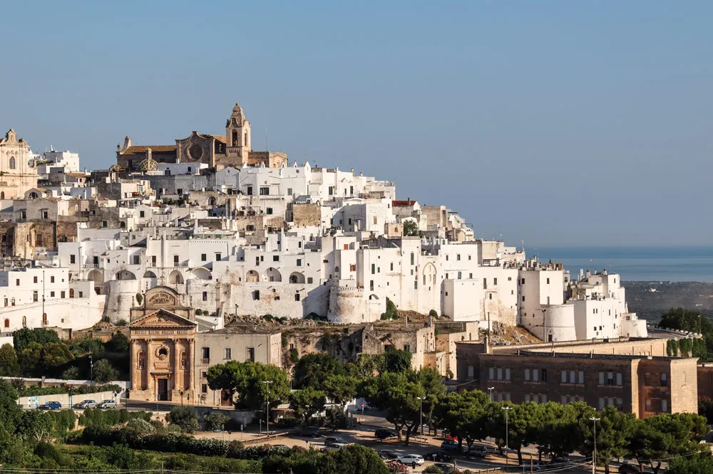 Panoramablick auf Ostuni, die weiße Stadt Apuliens, auf einem Hügel