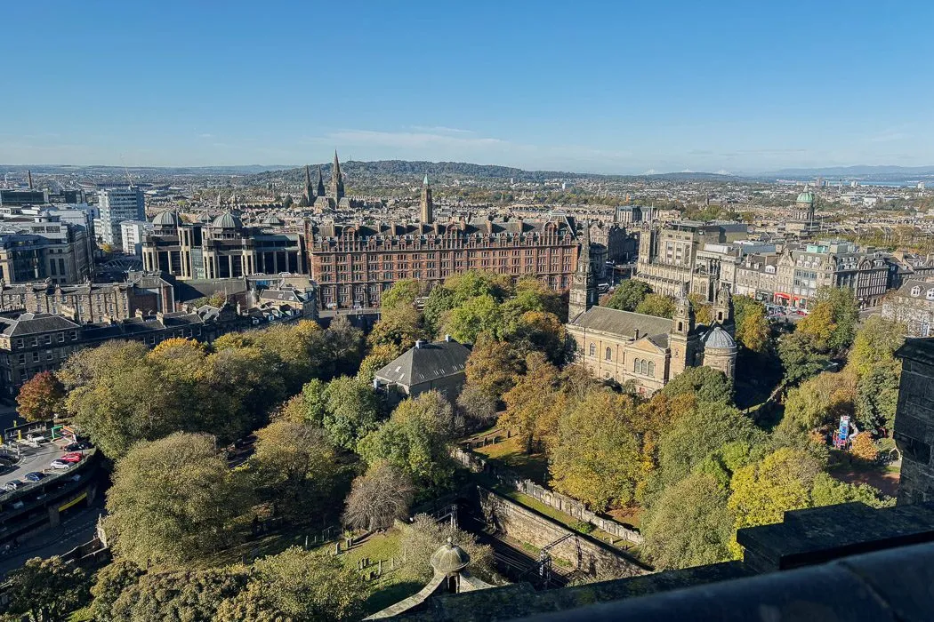 Panoramablick über Edinburgh mit dem Castle im Zentrum, eines der schönsten Städtereiseziele in Europa