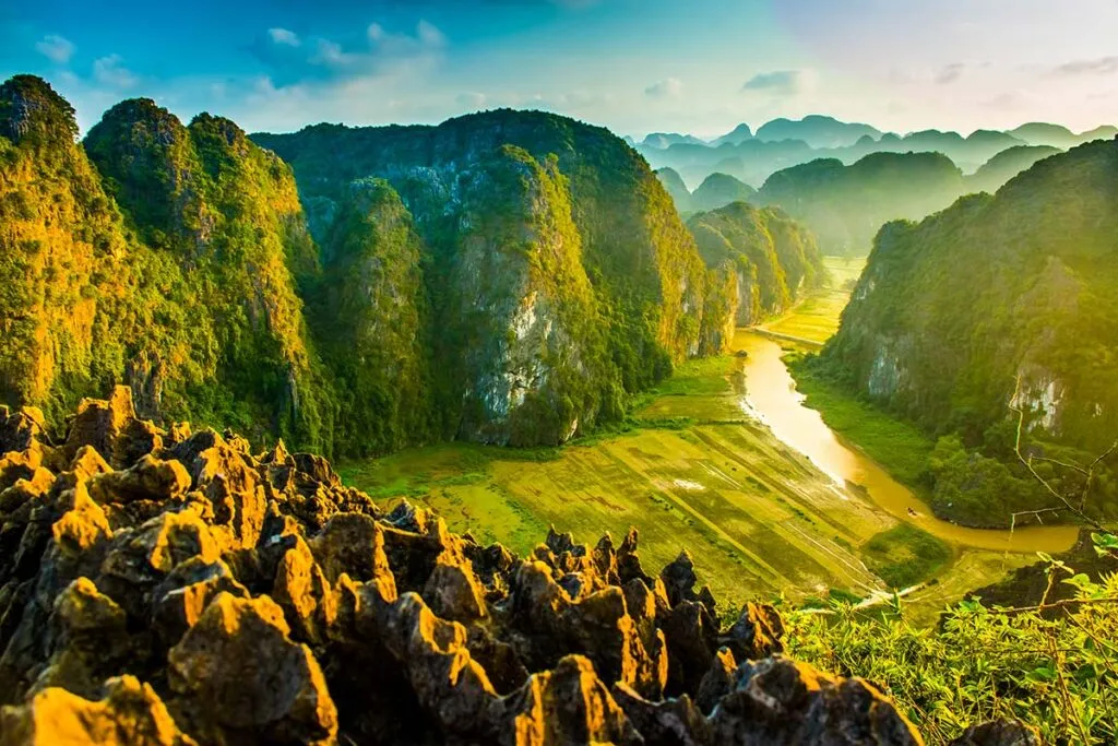 Panoramablick vom Aussichtspunkt der Mua Höhle über Tam Coc und die Karstlandschaft von Ninh Binh