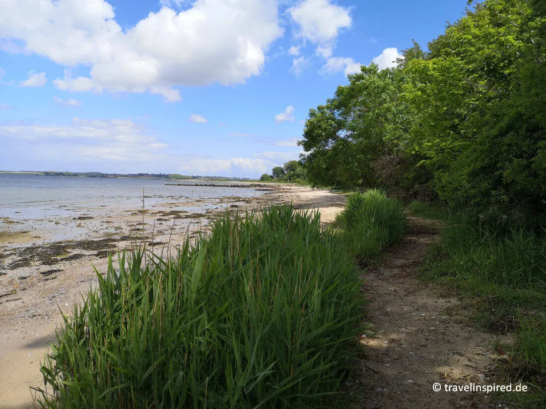 Panoramablick vom Wanderweg auf der Halbinsel Holnis mit Sicht auf Dänemark, ein Tipp für Unternehmungen nahe Flensburg.