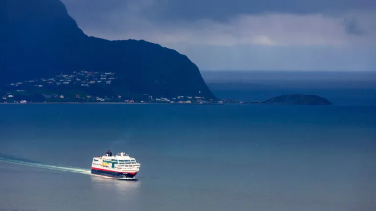 Panoramablick von einem Schiff der norwegischen Küstenfahrt während einer Reise