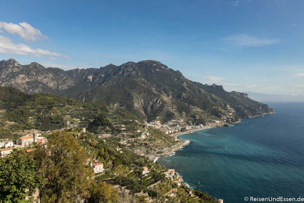 Panoramablick von Ravello auf die Amalfiküste und das Meer