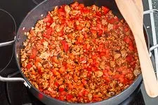 Paprika wird mit dem Hackfleisch im Topf angeröstet