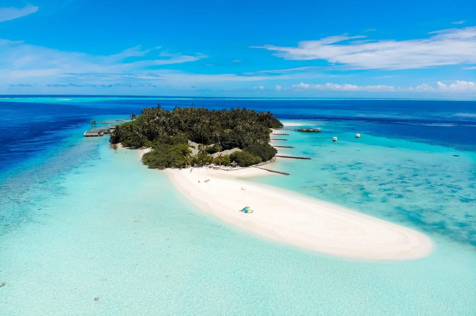 Paradiesische Insel Emboodhu Finolhu auf den Malediven mit türkisblauem Meer und weißen Sandstränden