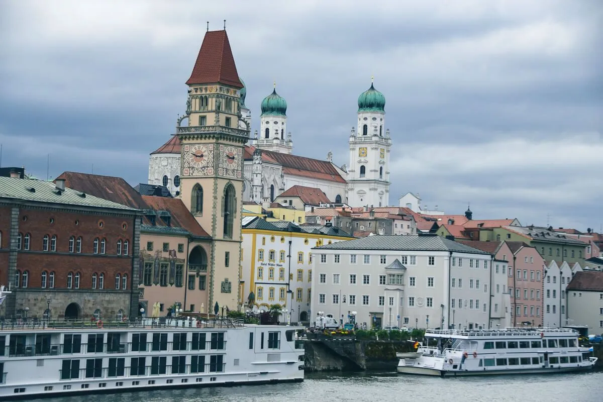 Passauer Altstadtblick: Eine Ansicht der historischen Gebäude und Kirchen vom gegenüberliegenden Ufer