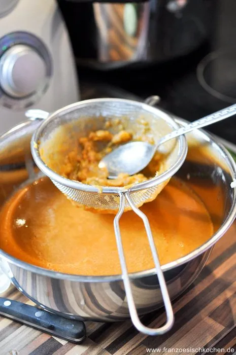 Passierte Bouillabaisse-Suppe – eine cremige und krümellose Basis für den Fischgenuss.