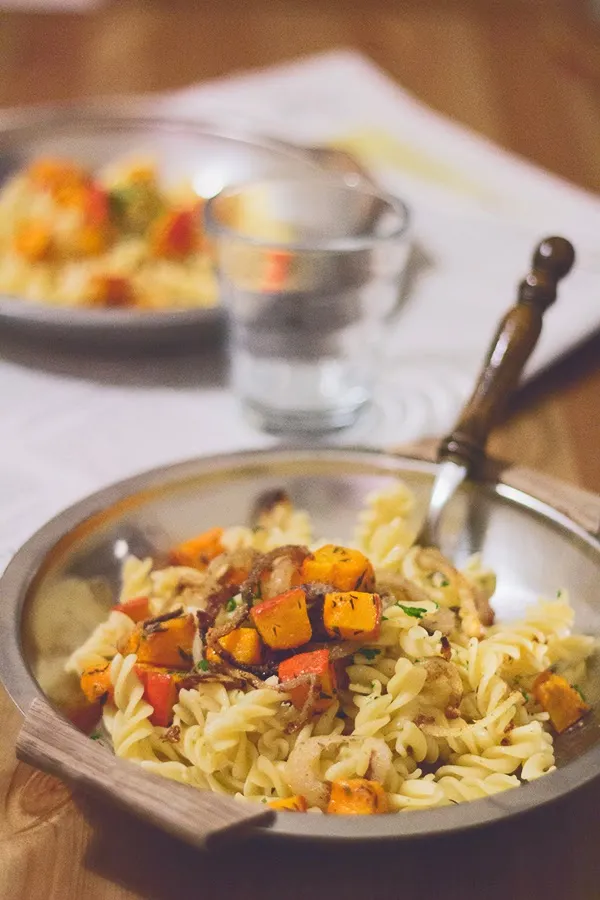 Pasta mit Thymian-Kürbis und karamellisierten Röstzwiebeln