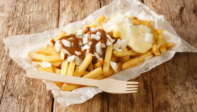 Patatje Oorlog, eine Portion Pommes Frites mit verschiedenen Soßen und Zwiebeln