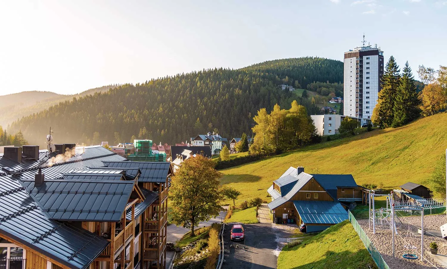 Pec pod Sněžkou (Petzer) am Fuße der Schneekoppe, ideal für Wander- und Skiurlaub im Riesengebirge