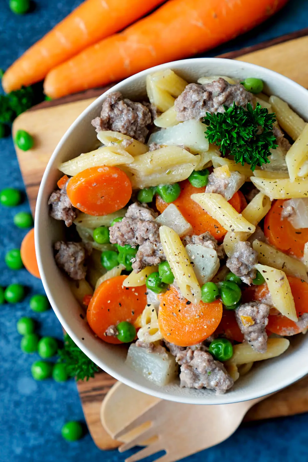 Penne mit Hackfleisch, Erbsen, Möhren und Kohlrabi für kleine Kinder, ein einfaches One-Pot-Gericht