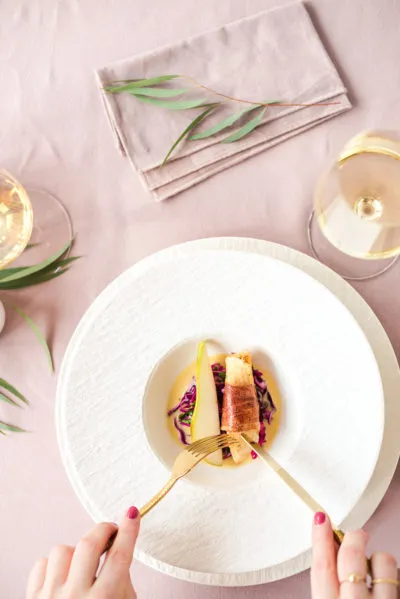 Perfekt angerichtetes Skrei Filet mit Spitzkohl für Feinschmecker