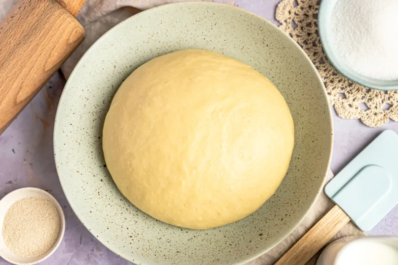 Perfekt aufgegangener Hefeteig mit Trockenhefe in der Schüssel