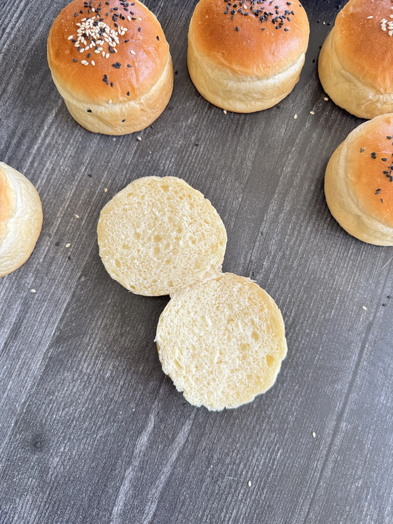Perfekt gebackene Burger Buns im Korb