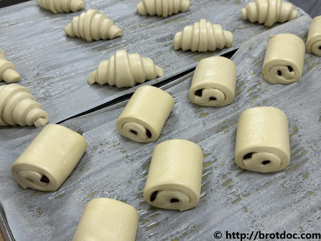 Perfekt gebackene Croissants und Pain au Chocolat