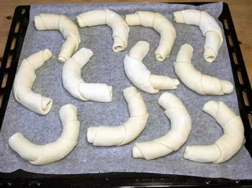 Perfekt gebackene, knusprige Hörnchen Brötchen frisch aus dem Ofen