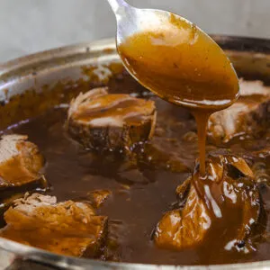 Perfekt gebratenes Schweinefilet mit reichhaltiger Bratensoße und Beilagen