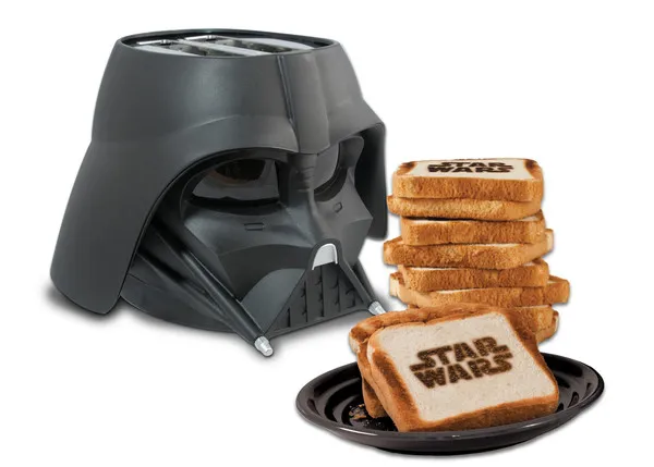 Perfekt gebräunter Toast mit deutlich sichtbarer Darth Vader Maske aus der Produktwerbung