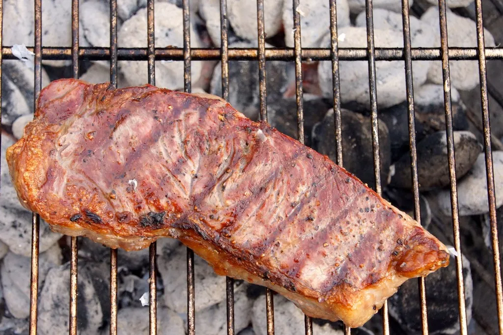 Perfekt gegrilltes Rumpsteak auf dem Rost