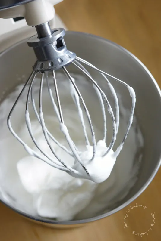 Perfekt geschlagener Eischnee für fluffigen Biskuitteig
