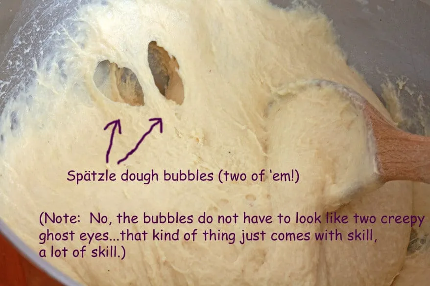 Perfekt geschlagener Spätzleteig mit kleinen Blasen, bereit für die Spätzlepresse