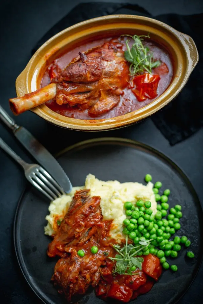 Perfekt geschmorte Lammstelze, die mühelos vom Knochen gleitet – ein einfaches Lamm Rezept